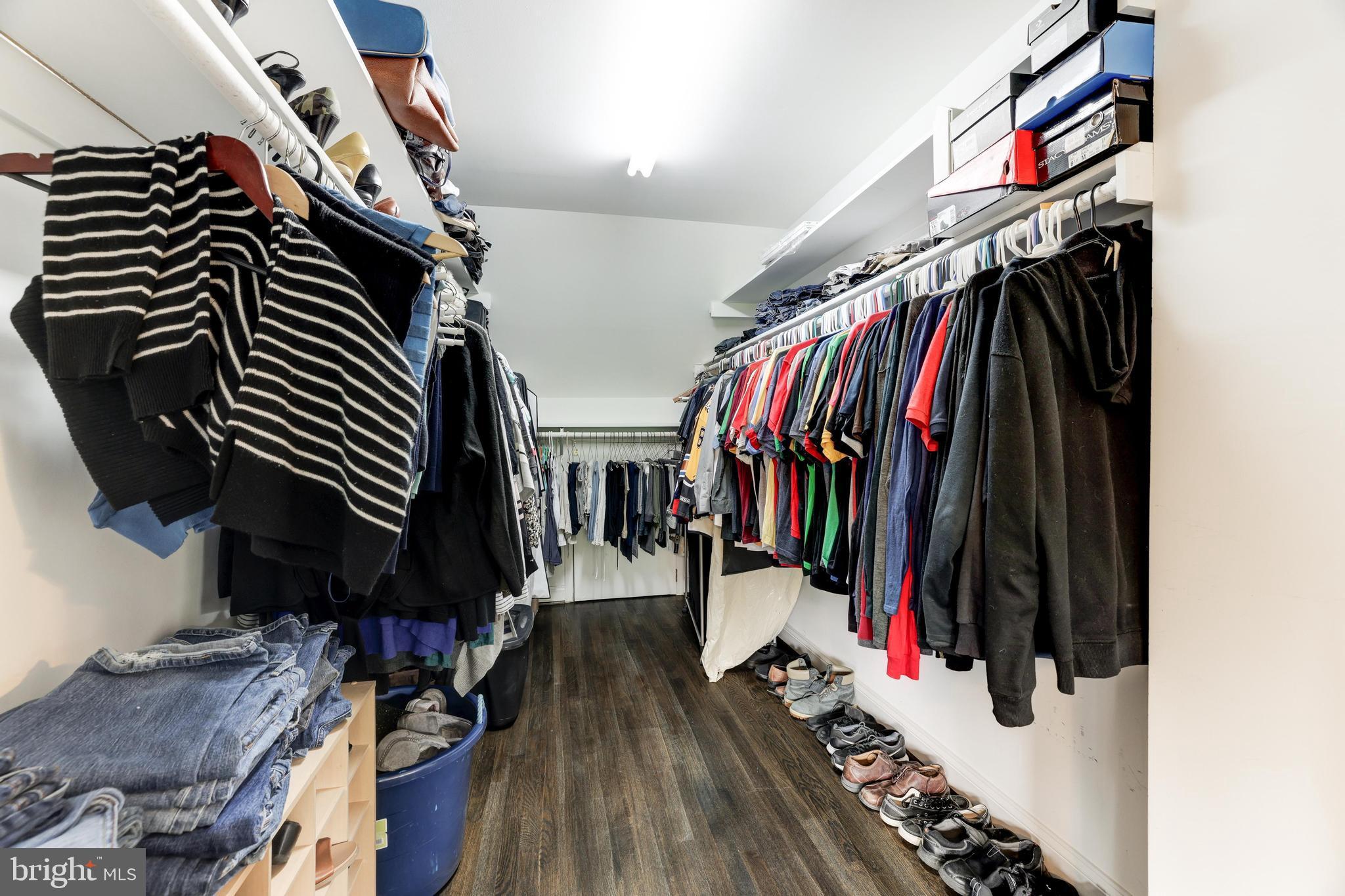 HOLLY KNOLL - Residential