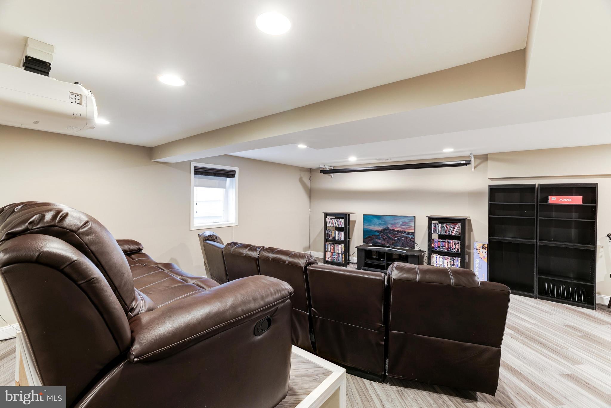 HOLLY KNOLL - Residential