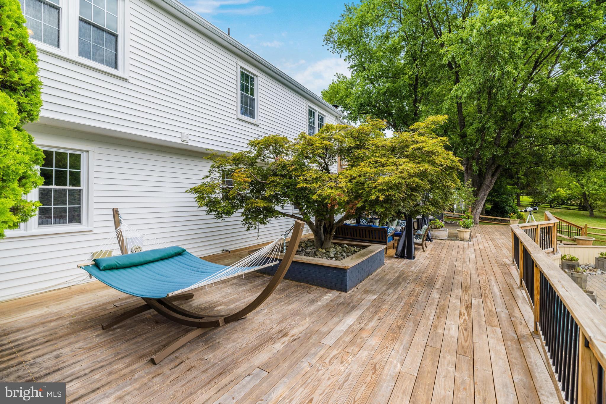 HOLLY KNOLL - Residential