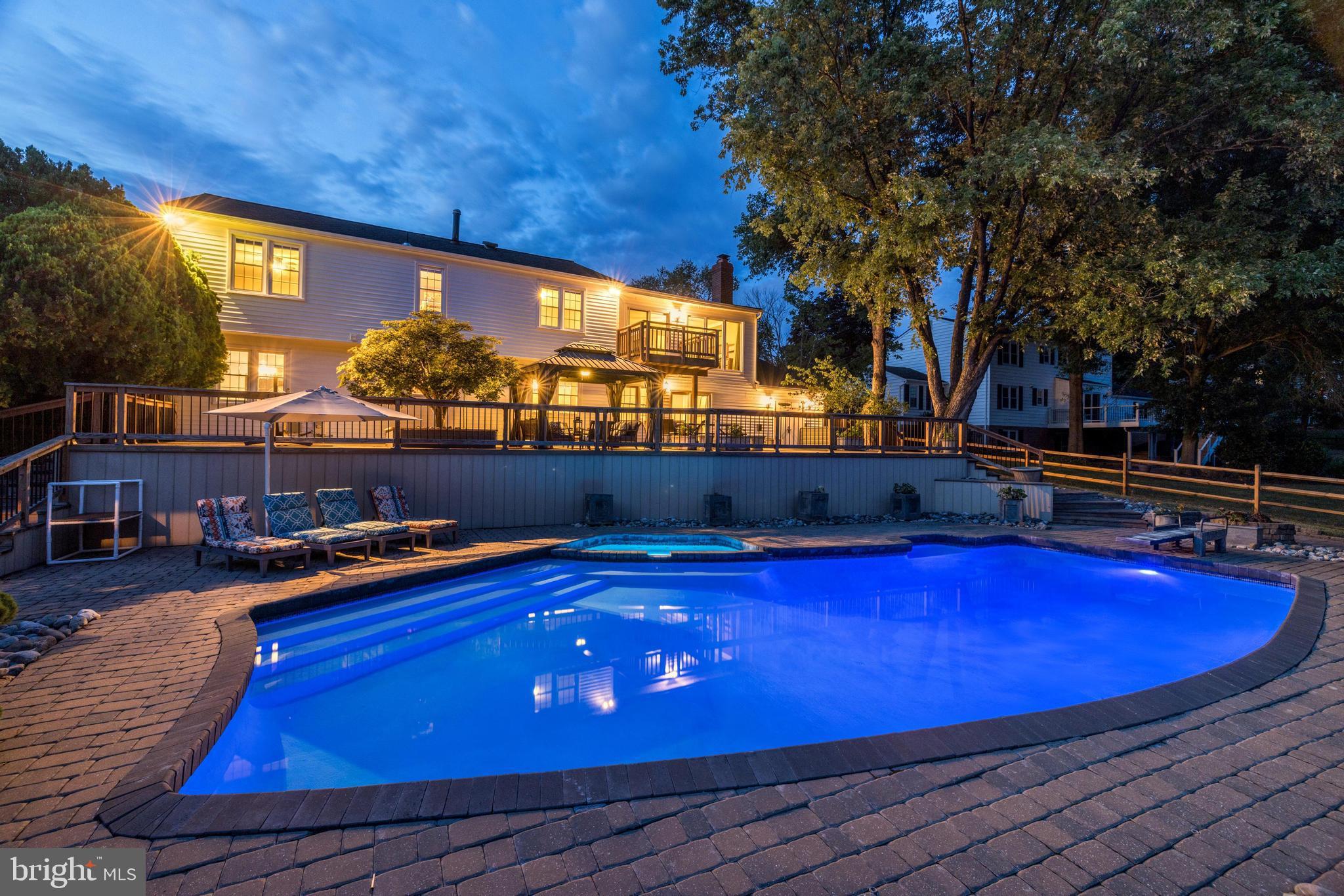 HOLLY KNOLL - Residential