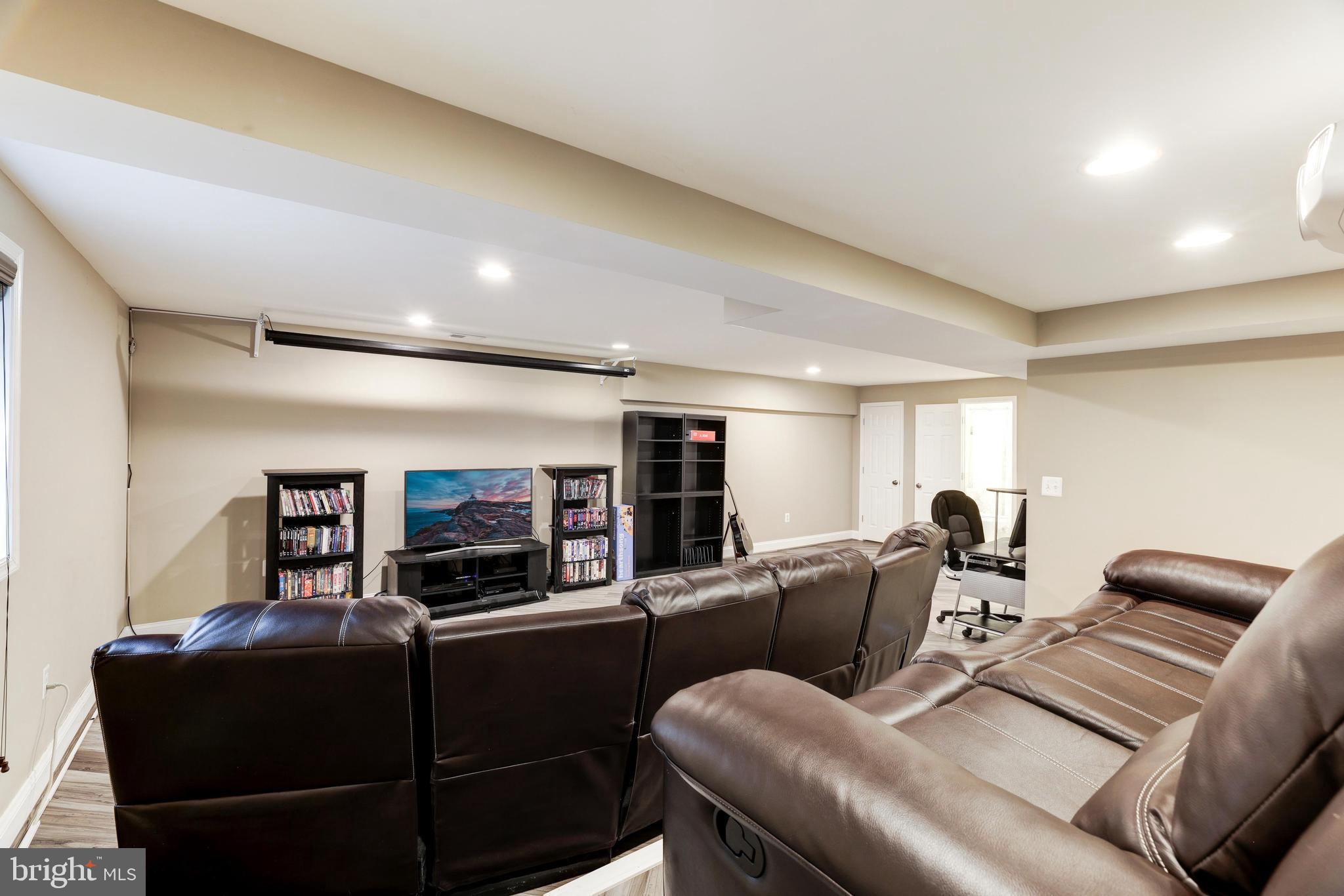 HOLLY KNOLL - Residential