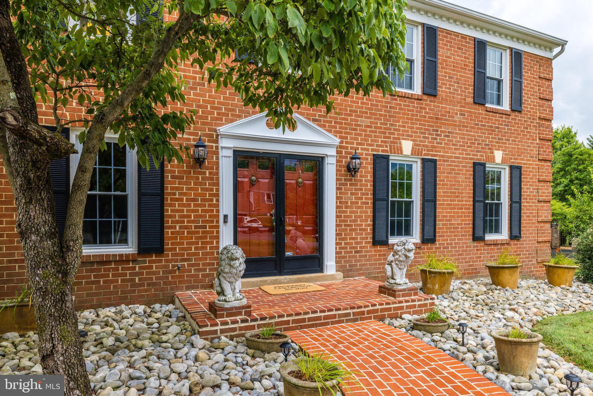 HOLLY KNOLL - Residential