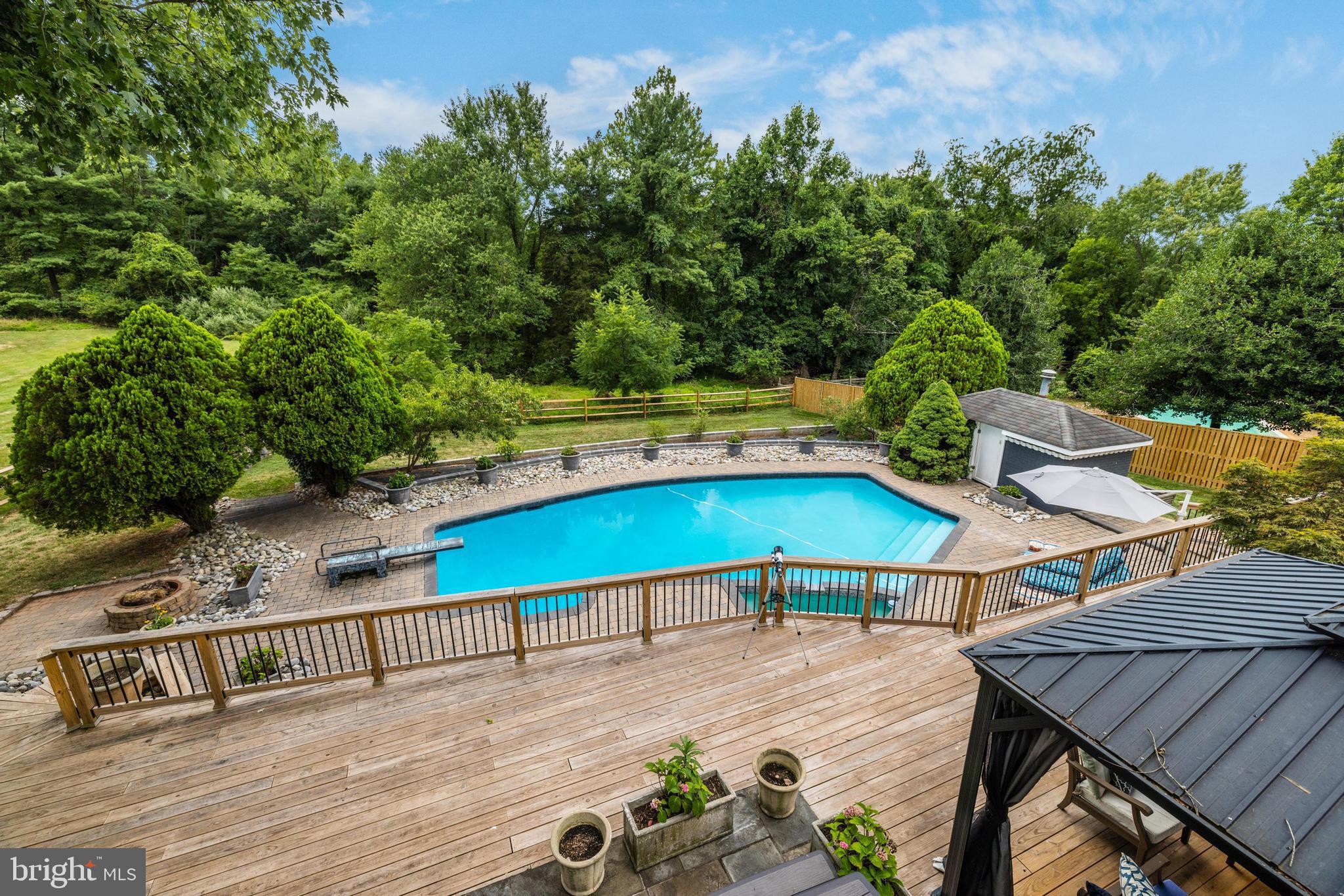 HOLLY KNOLL - Residential