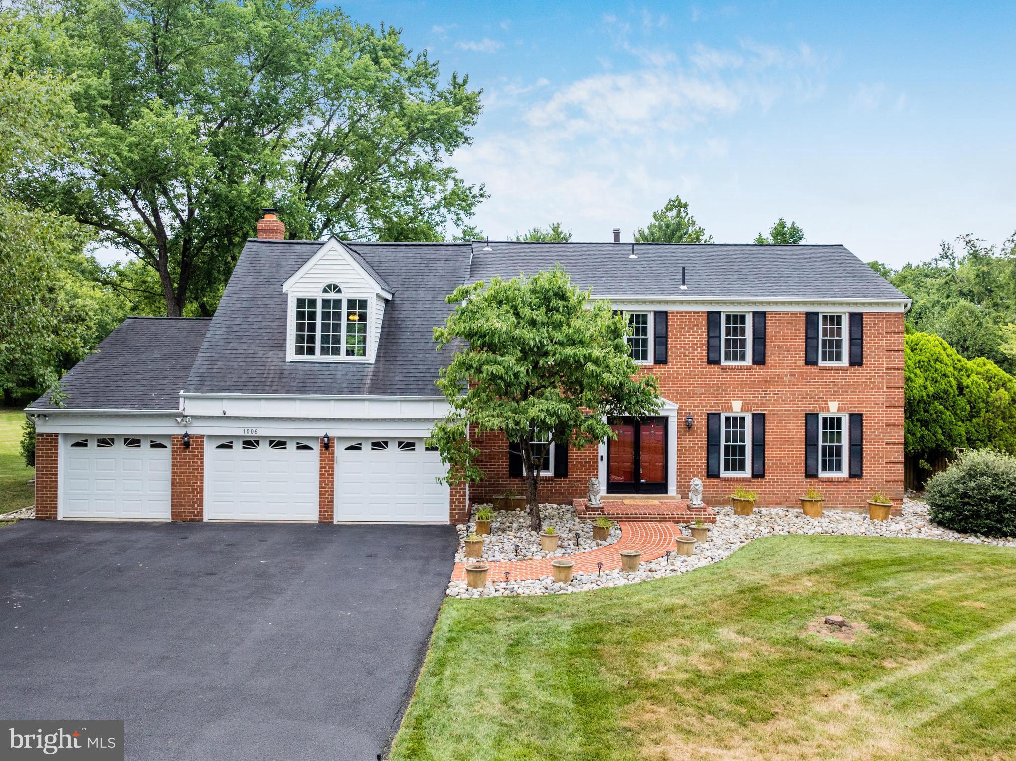 HOLLY KNOLL - Residential