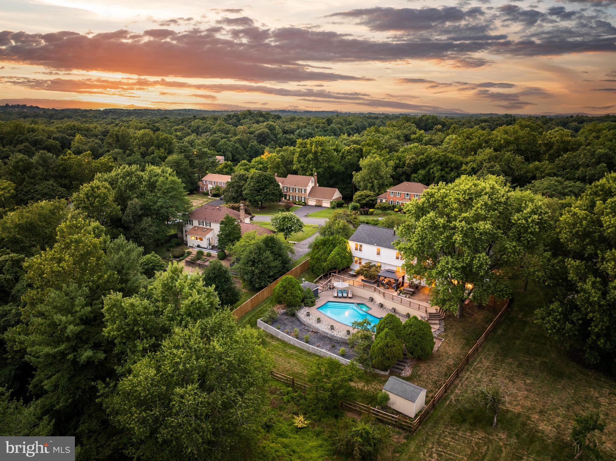 HOLLY KNOLL - Residential