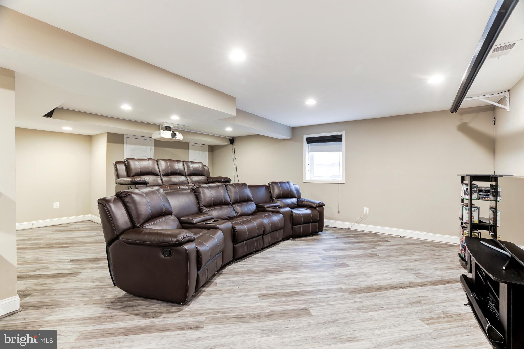 HOLLY KNOLL - Residential