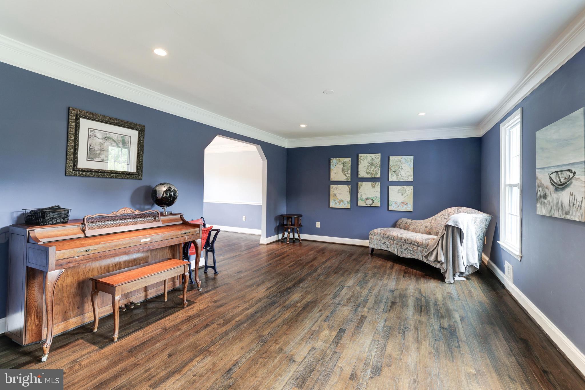 HOLLY KNOLL - Residential