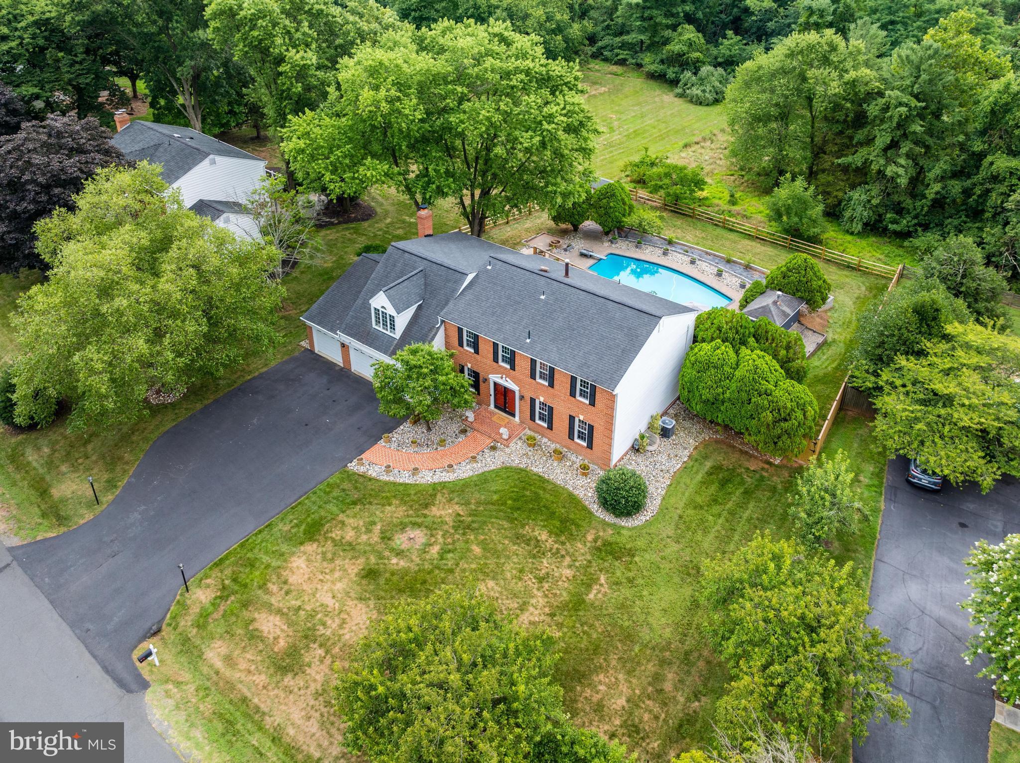 HOLLY KNOLL - Residential