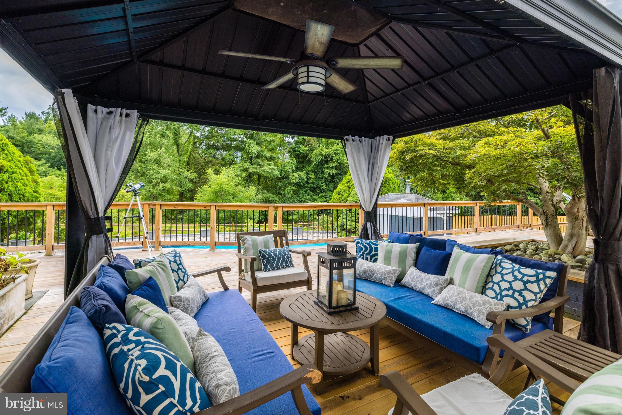 HOLLY KNOLL - Residential