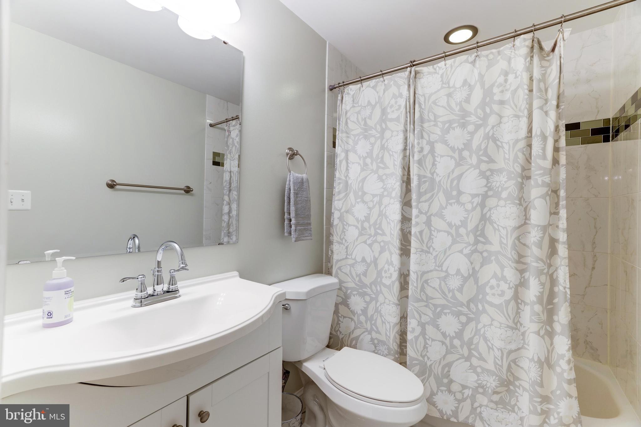 HOLLY KNOLL - Residential