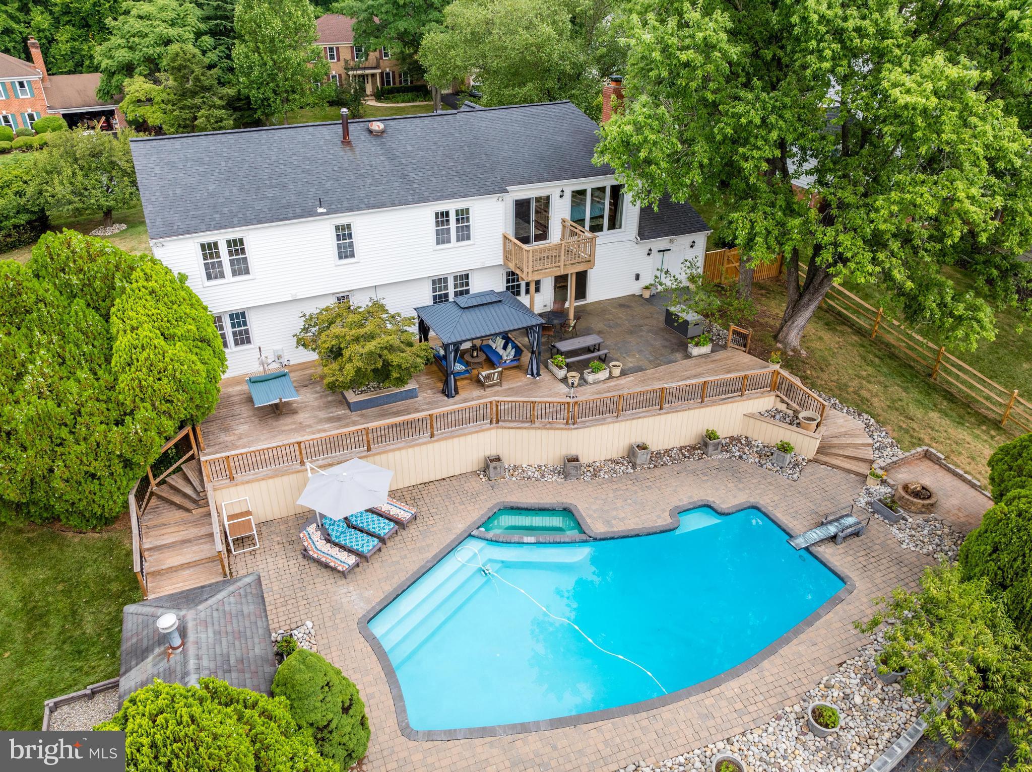 HOLLY KNOLL - Residential