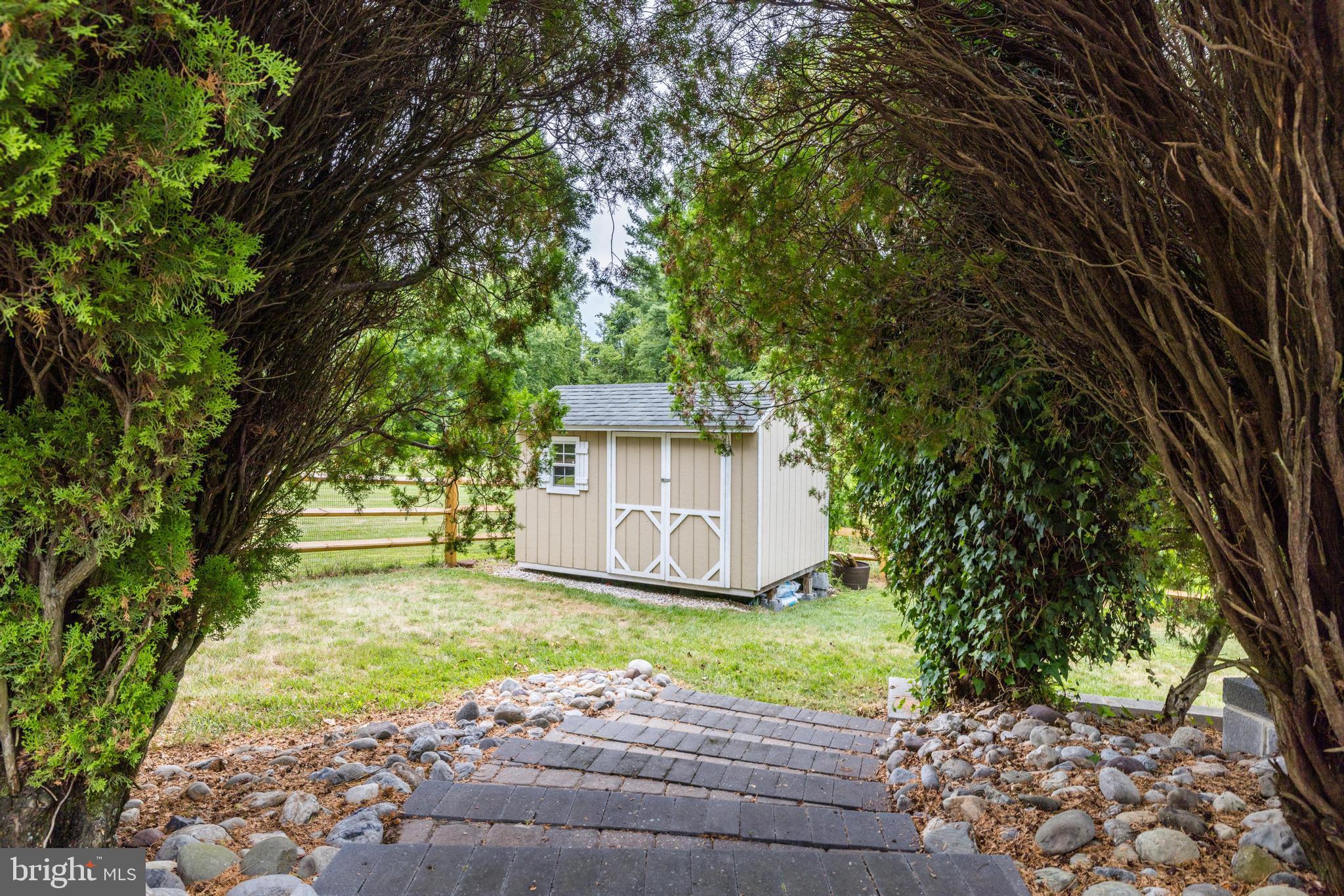 HOLLY KNOLL - Residential