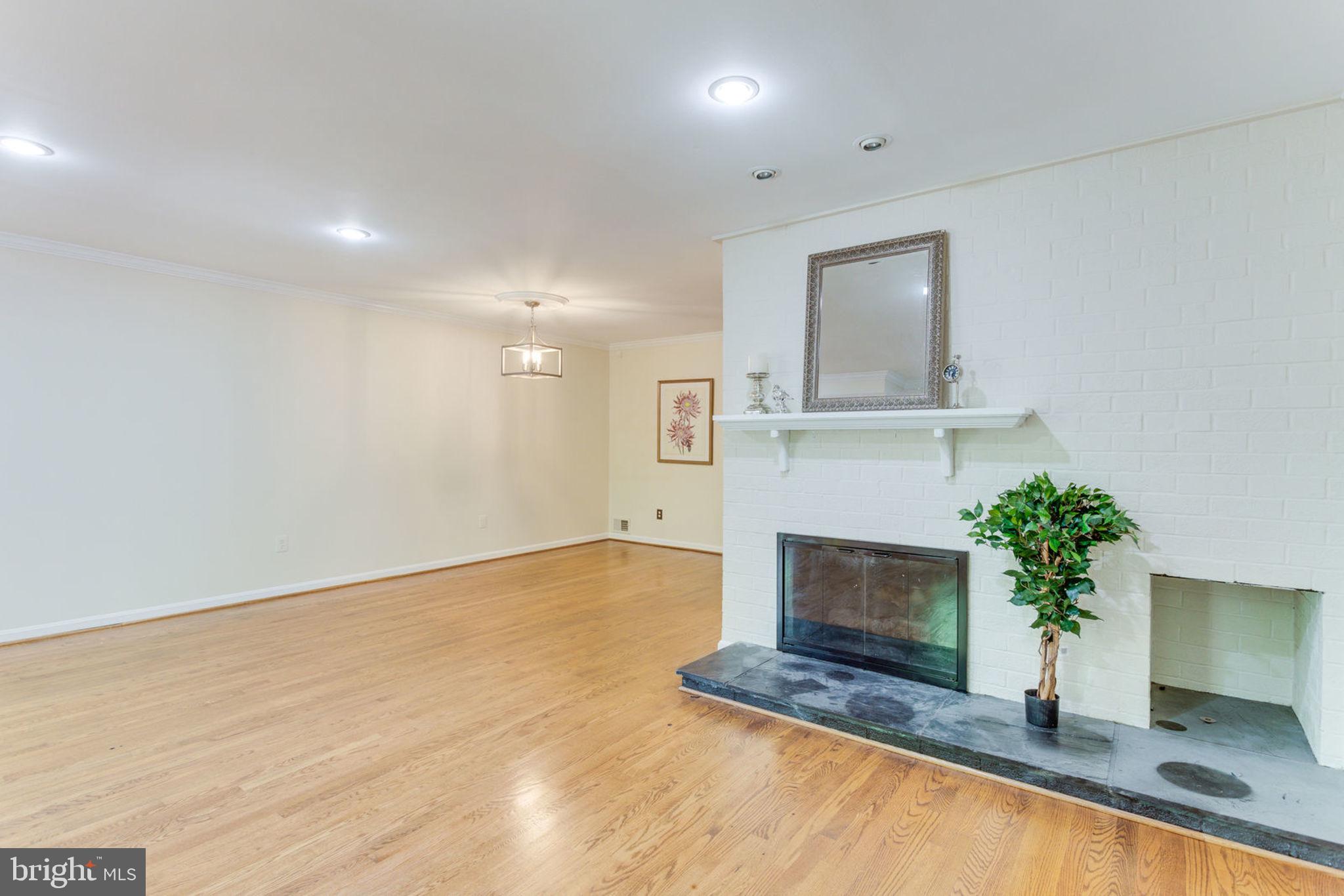 TYSONS COURT - Residential