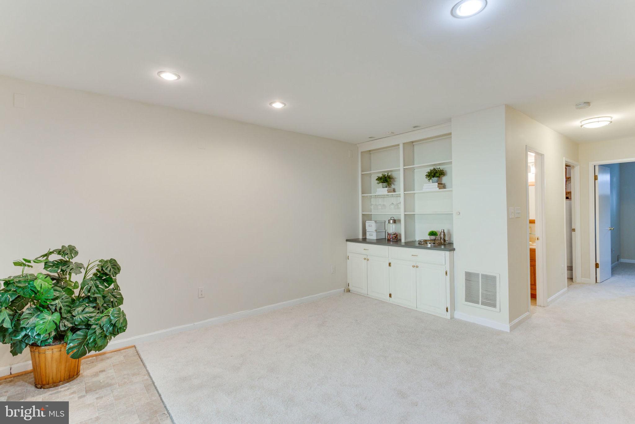 TYSONS COURT - Residential