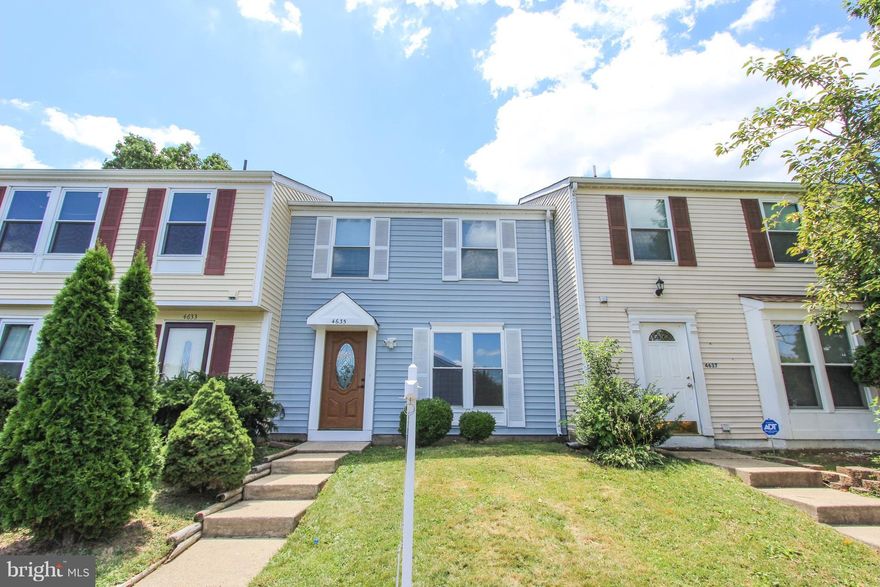 BEAUTIFUL 2 LEVEL TOWNHOUSE IN THE HEART OF DALE CITY. 3BR 1FB 1HB, BRAND NEW STAINLESS STEEL APPLIANCES. LOCATED CLOSE TO DALE BLVD & MINNIEVILLE SHOPPING CENTERS.