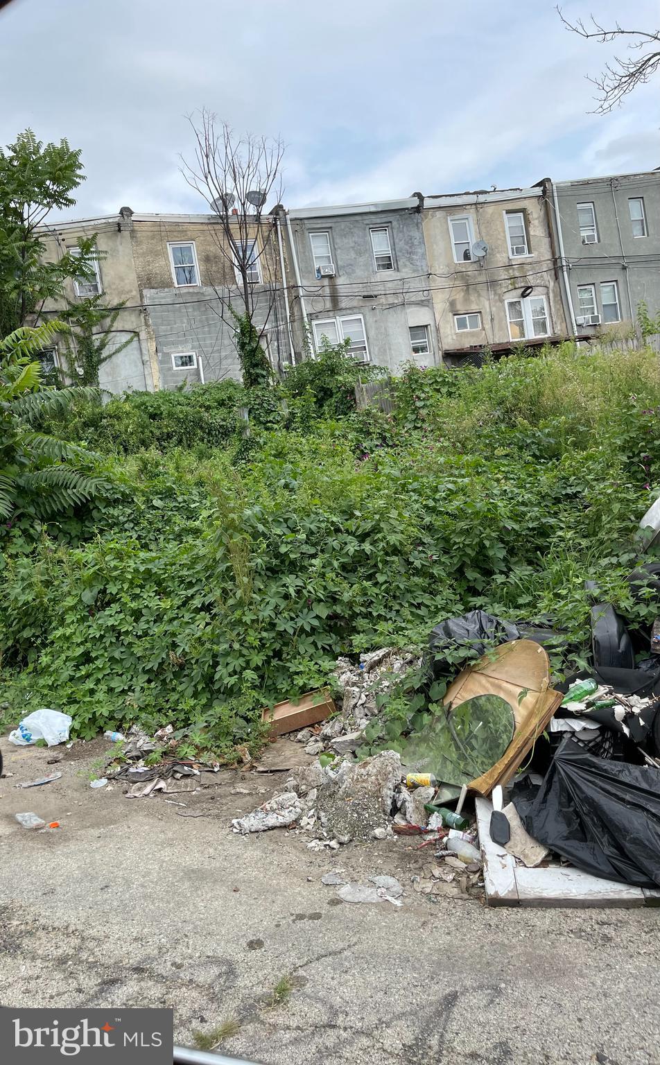 Vacant Lot for Sal . Buyer to check and confirm the foot print of this specific lot for sale.