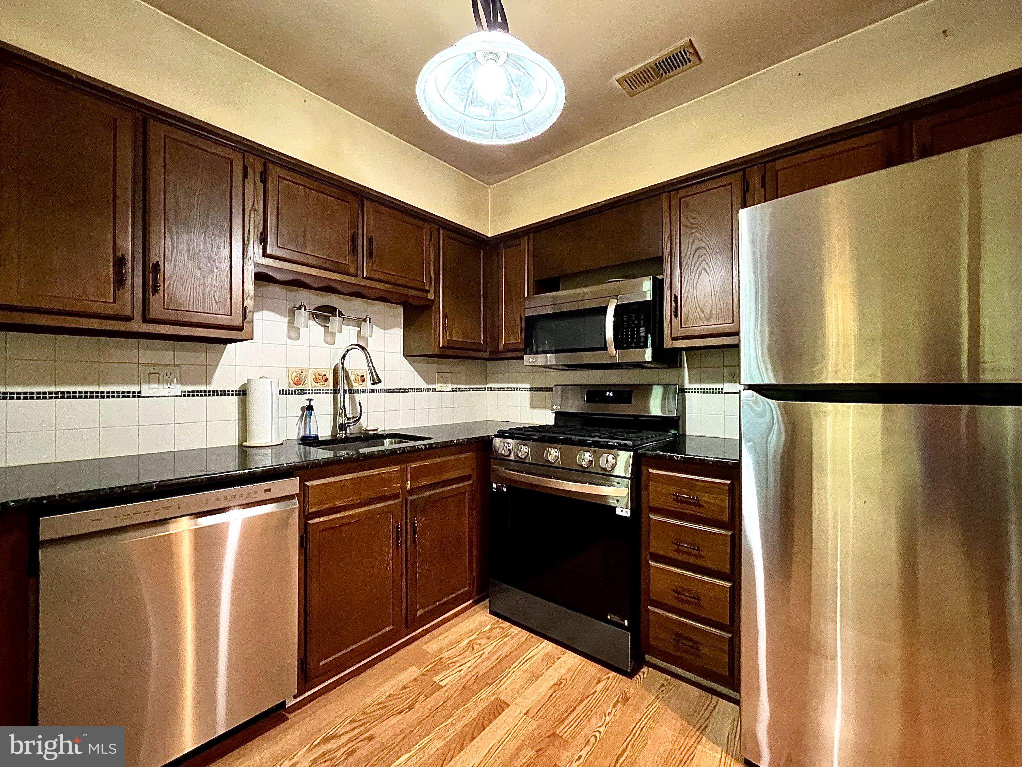903 CLOVER PLACE