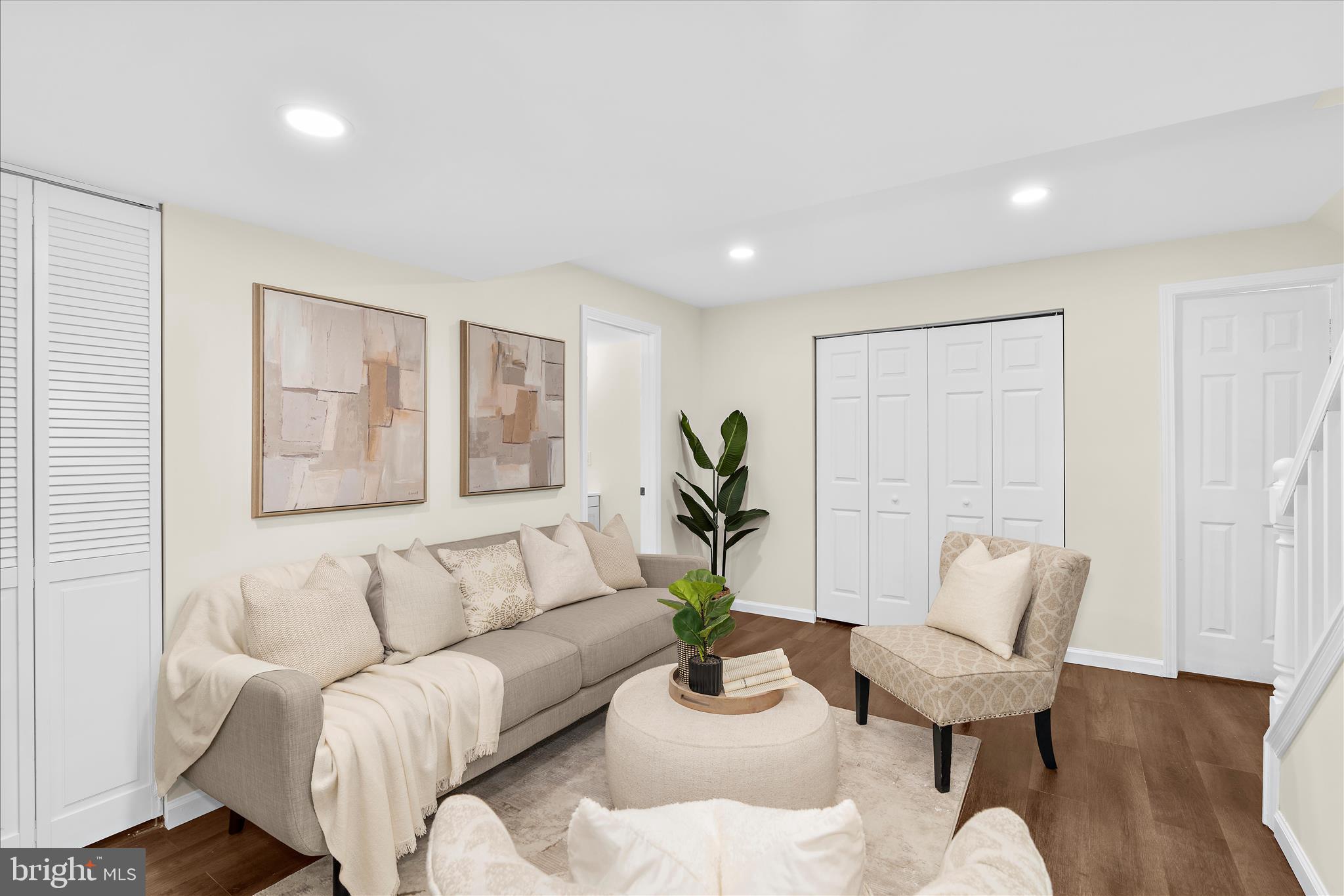 HAWTHORNE SQUARE - Residential