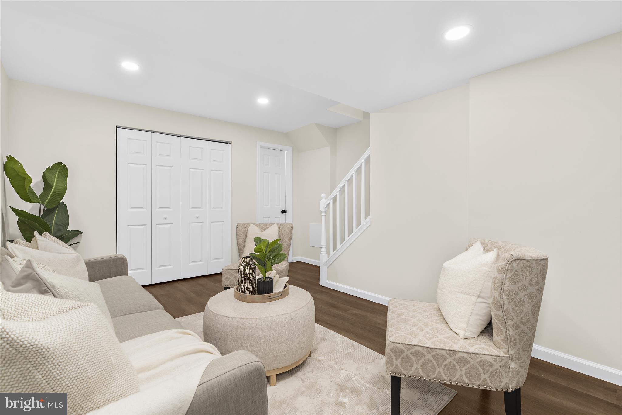 HAWTHORNE SQUARE - Residential