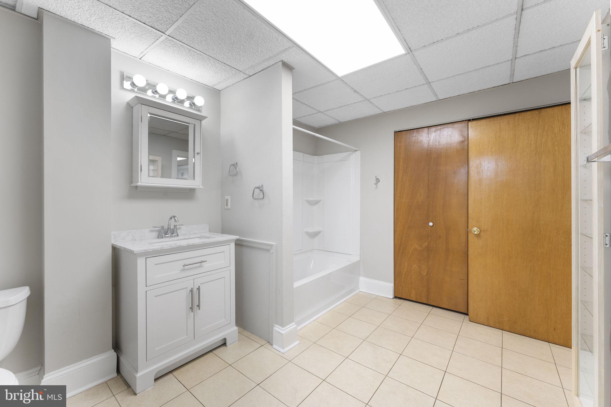 KING MANOR - Residential Lease