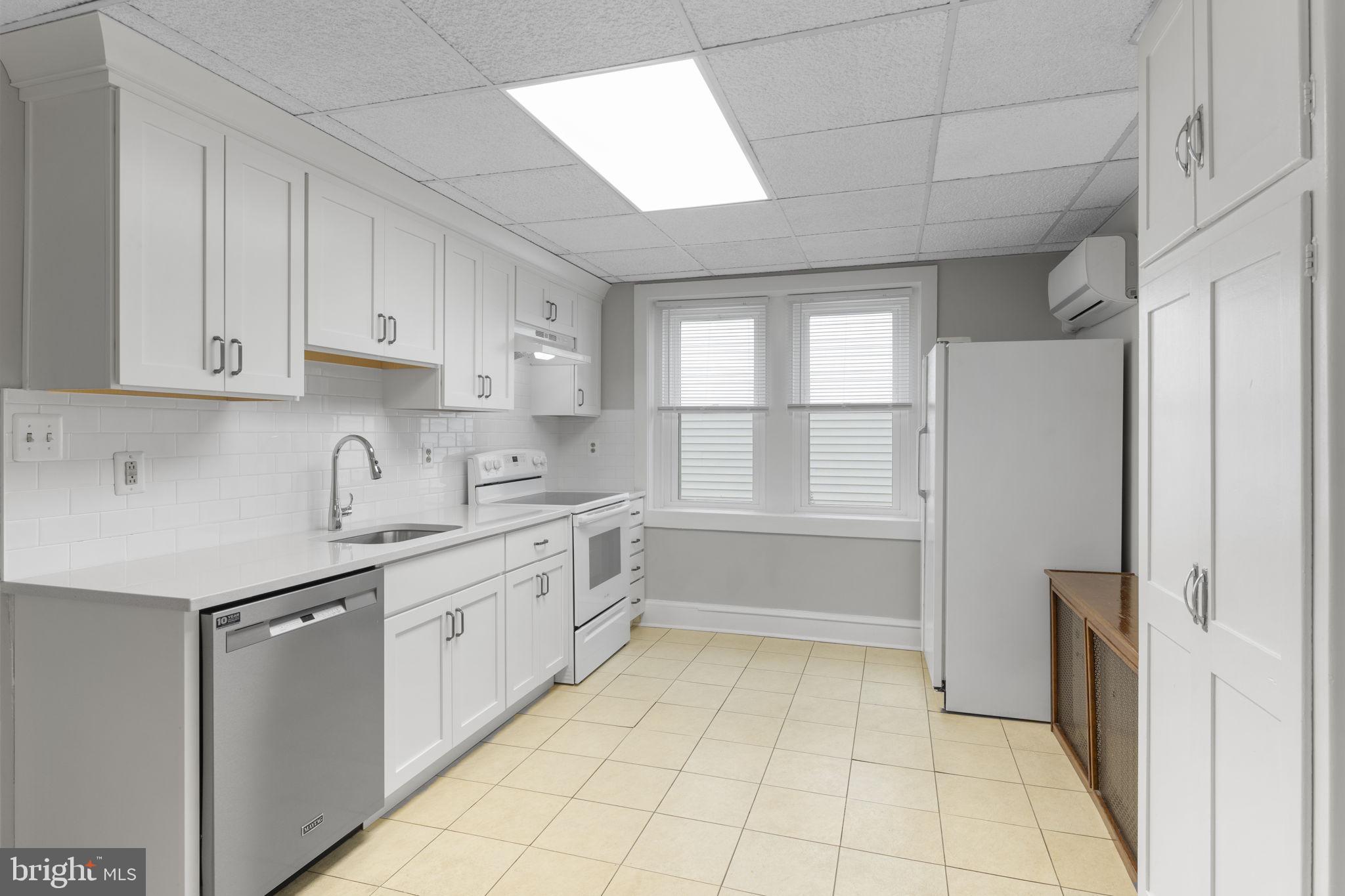 KING MANOR - Residential Lease