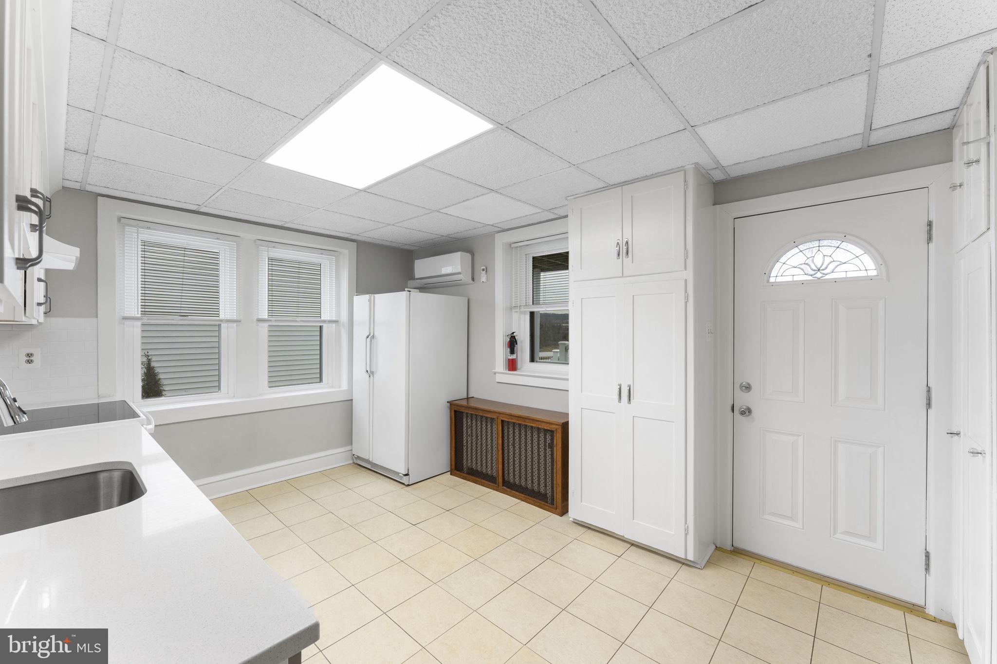 KING MANOR - Residential Lease