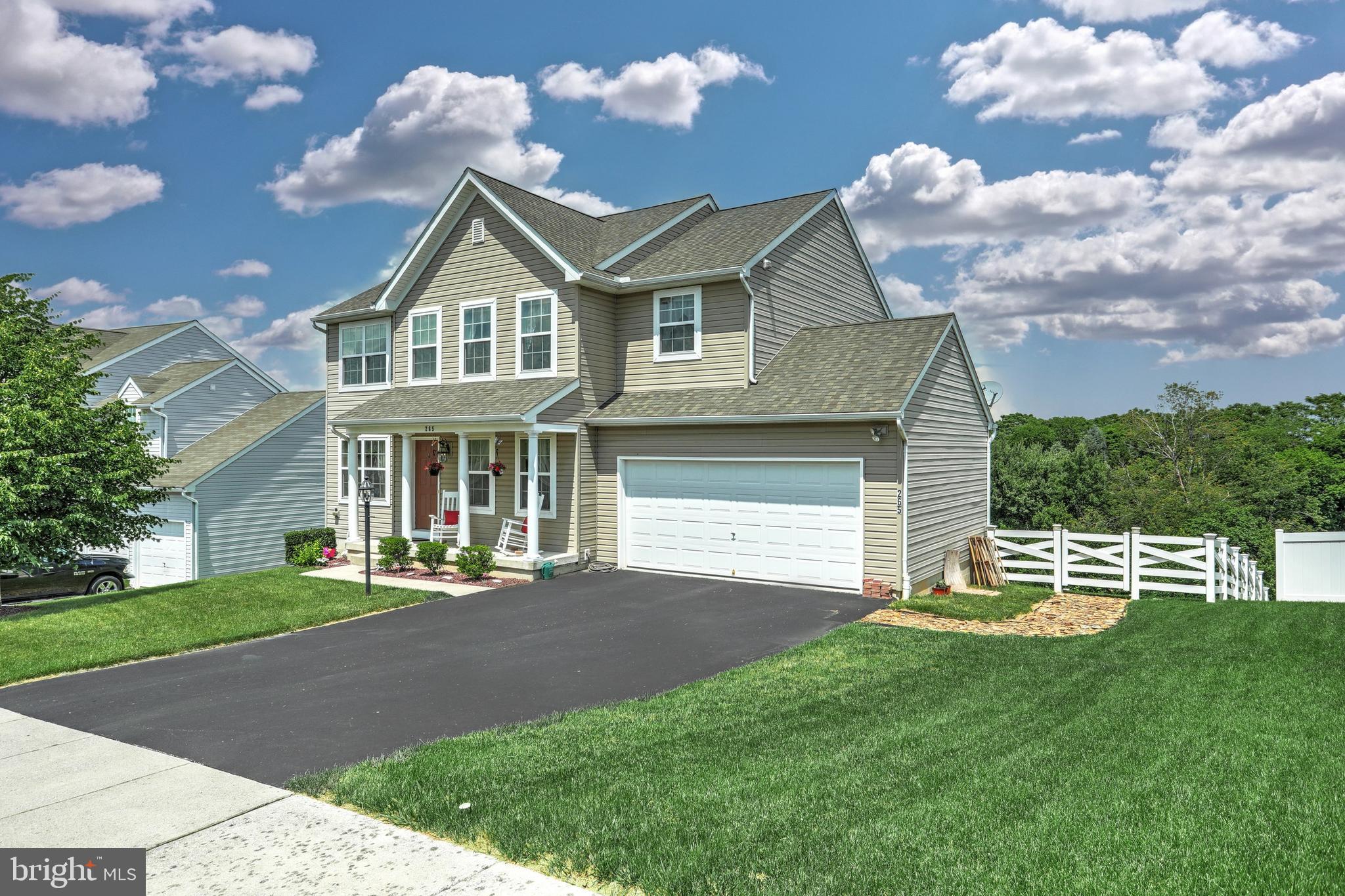 LAUREL VISTAS - Residential