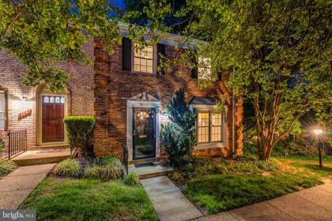 Photo of 3195 Stonehurst Drive, FAIRFAX, VA 22031 (MLS # VAFX2309370)
