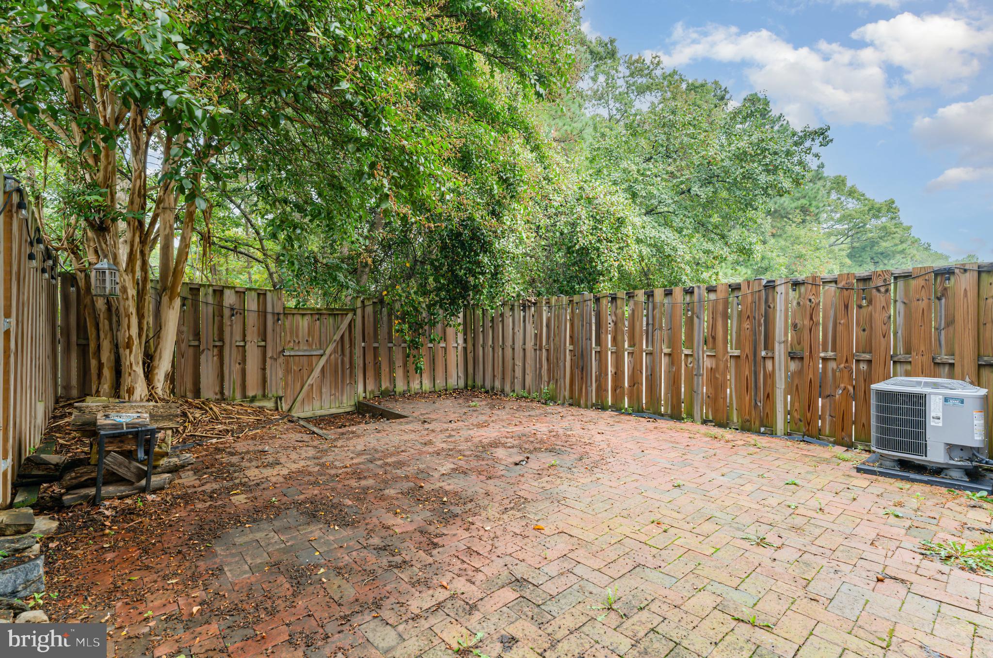 SOUTHGATE WOODS TOWNHOUSES - Residential