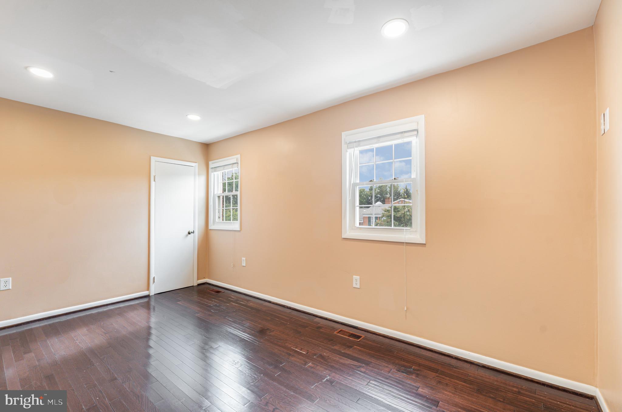 SOUTHGATE WOODS TOWNHOUSES - Residential