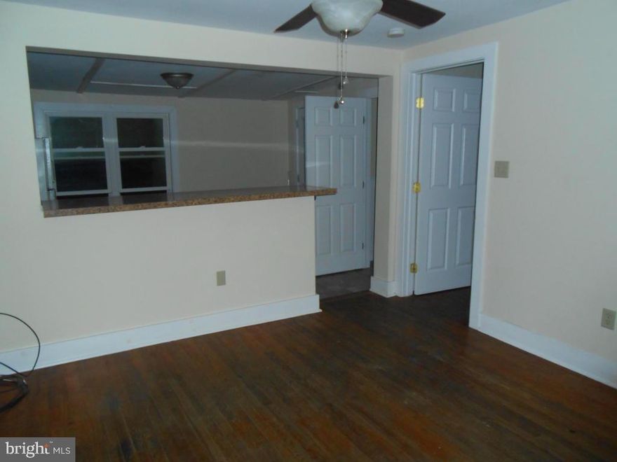 Recently renovated 1 bedroom apartment in downtown Elizabethtown includes modern kitchen with breakfast bar, full bath with tub/shower, hardwood floor in LR and BR, key pad entrance, on sight coin-op laundry. Located near shopping area and E-town College. Off street parking in public parking lots. NO PETS!