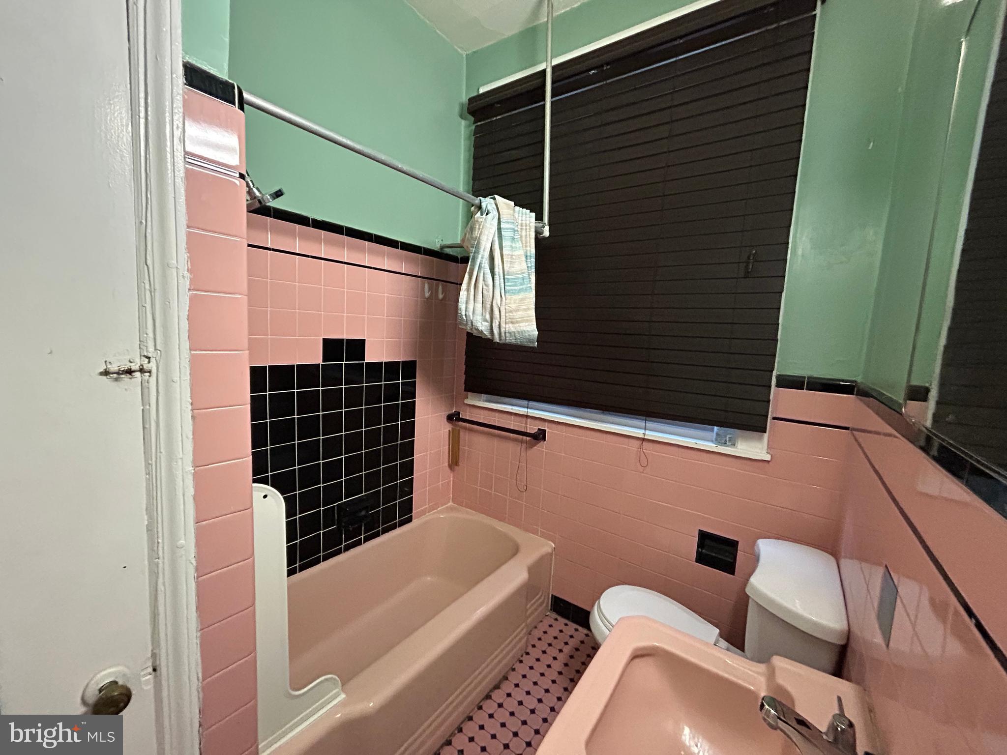 UNIVERSITY CITY - Residential Income