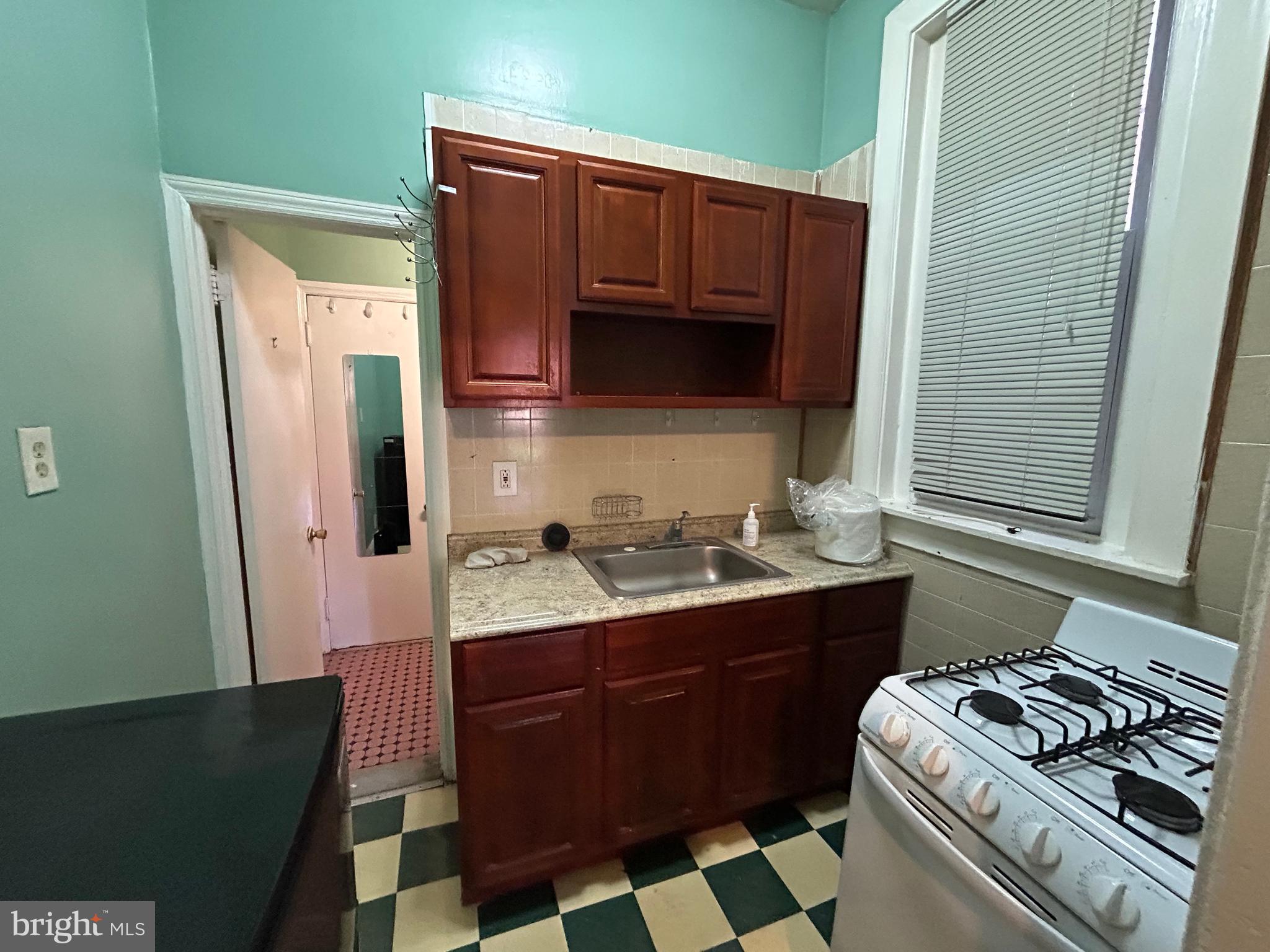 UNIVERSITY CITY - Residential Income