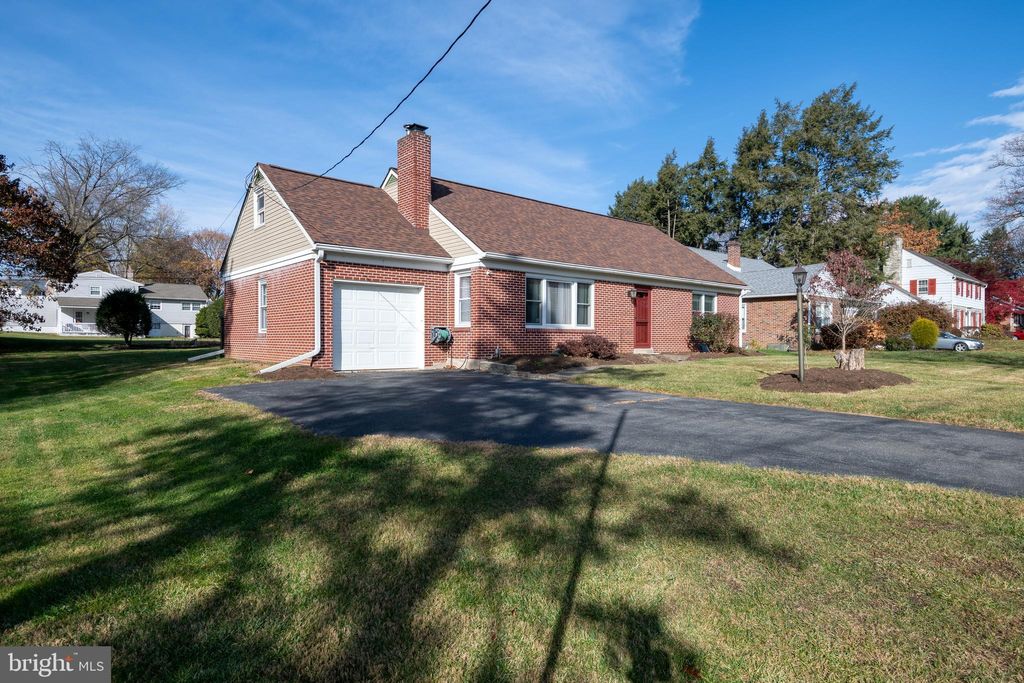 Photo of 716 Farmingdale Road, Lancaster, PA 17603 (MLS # PALA2060568)