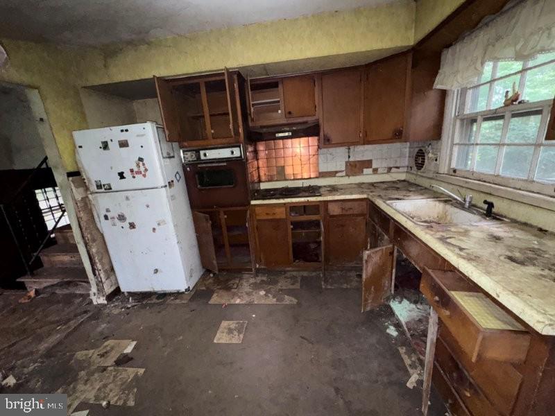 911 BROADWAY AVENUE