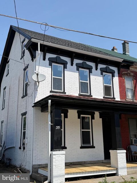 Townhouse For Sale - 35 W Main Street<br/> Lebanon County, NEWMANSTOWN, PA 17073