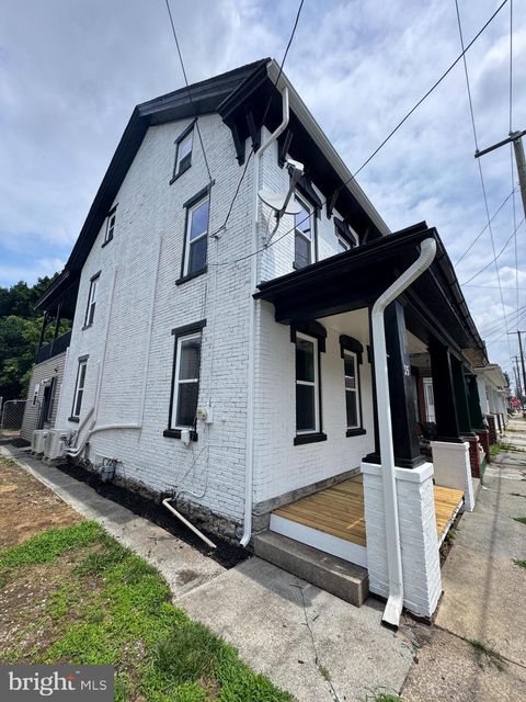 Townhouse For Sale - 35 W Main Street<br/> NEWMANSTOWN, PA 17073
