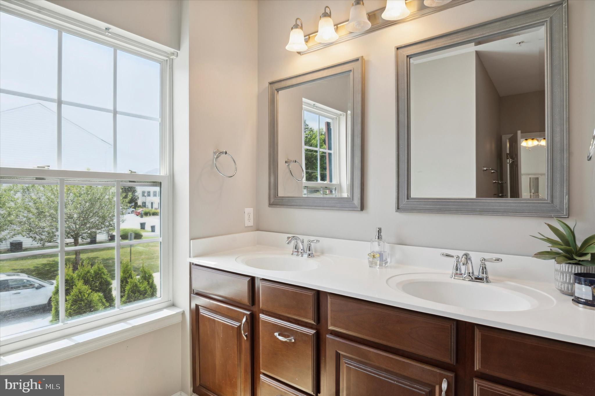 ROUND HILL - Residential