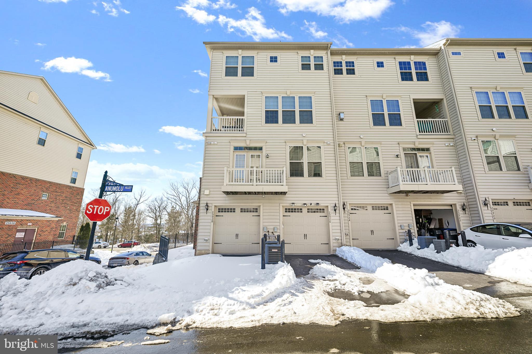 VIRGINIA MANOR - Residential