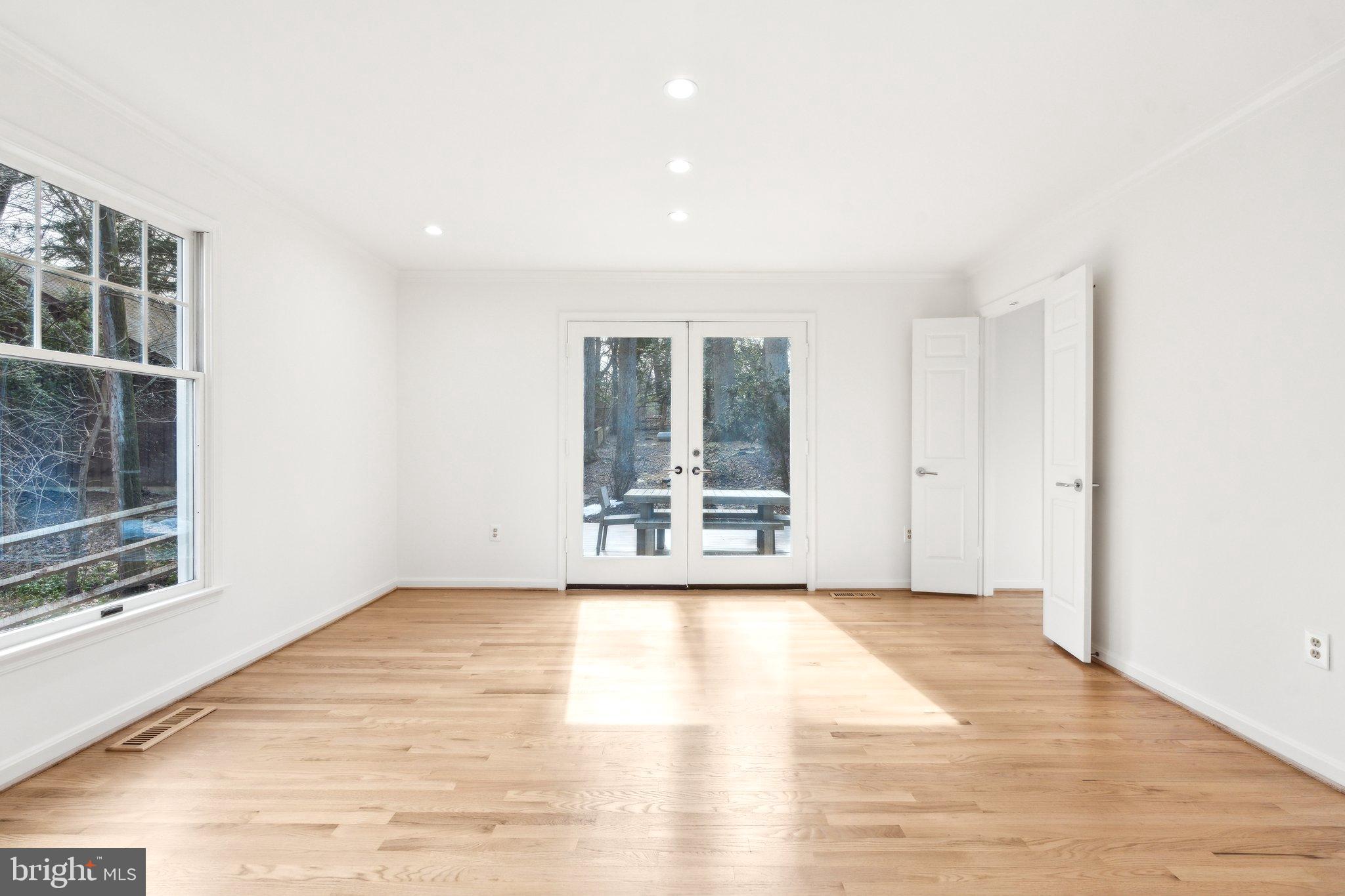 SEVEN LOCKS HILLS - Residential