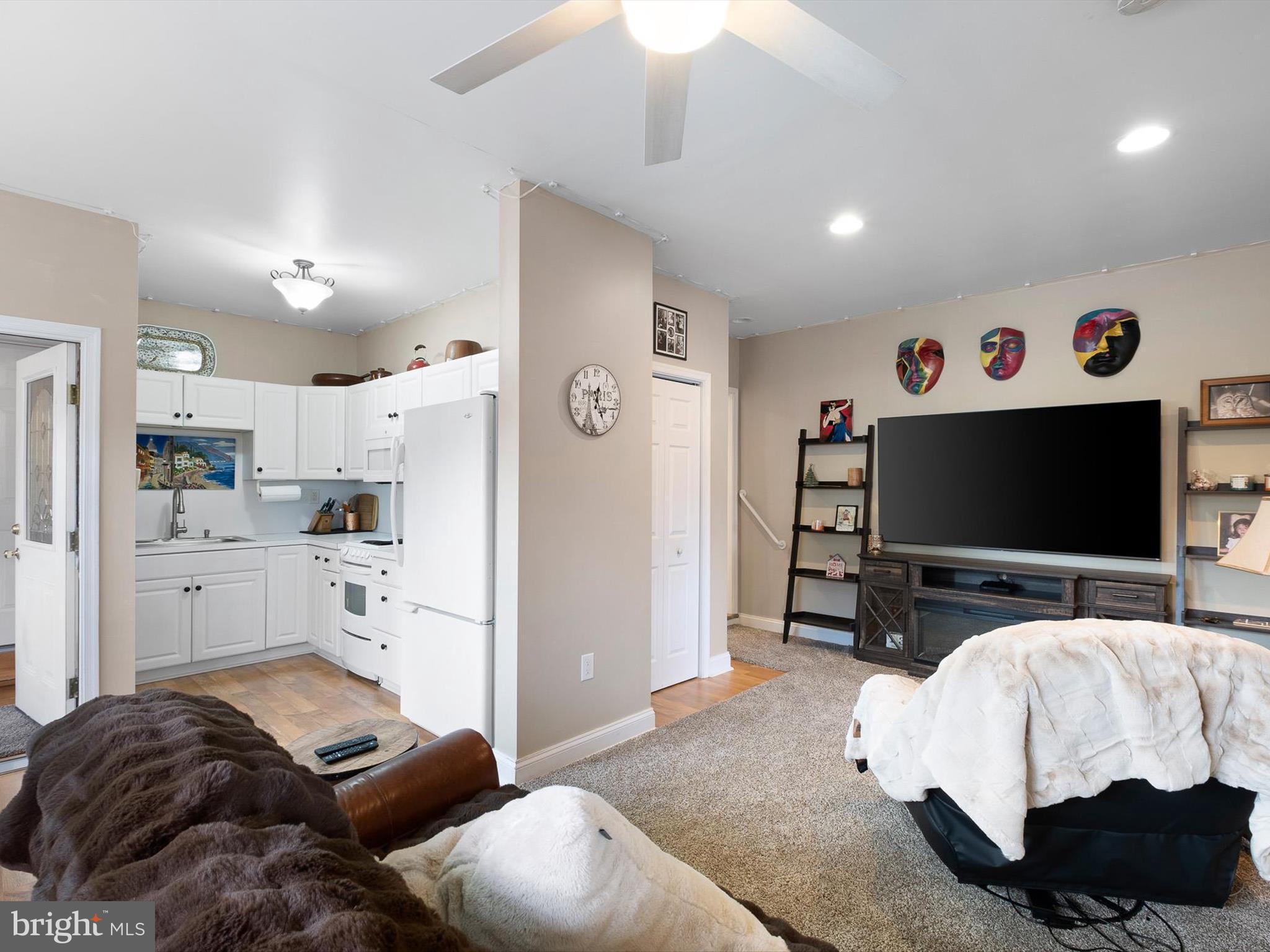 COMMODORE ESTATES - Residential