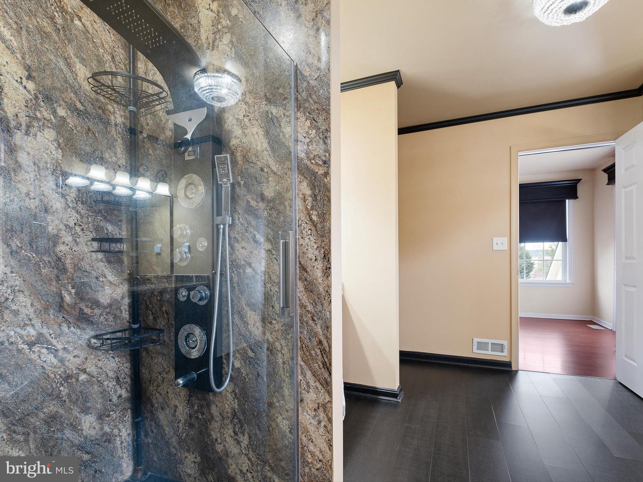 COMMODORE ESTATES - Residential