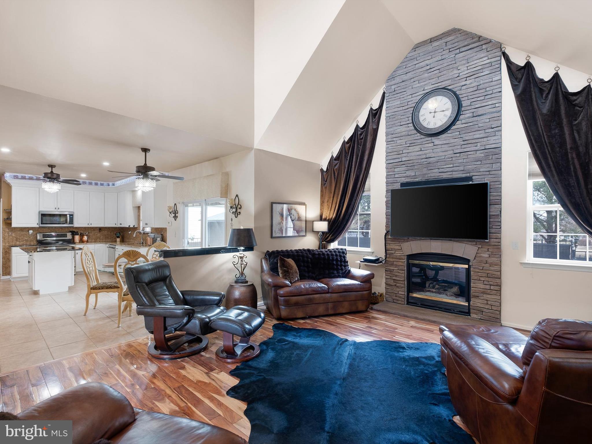 COMMODORE ESTATES - Residential