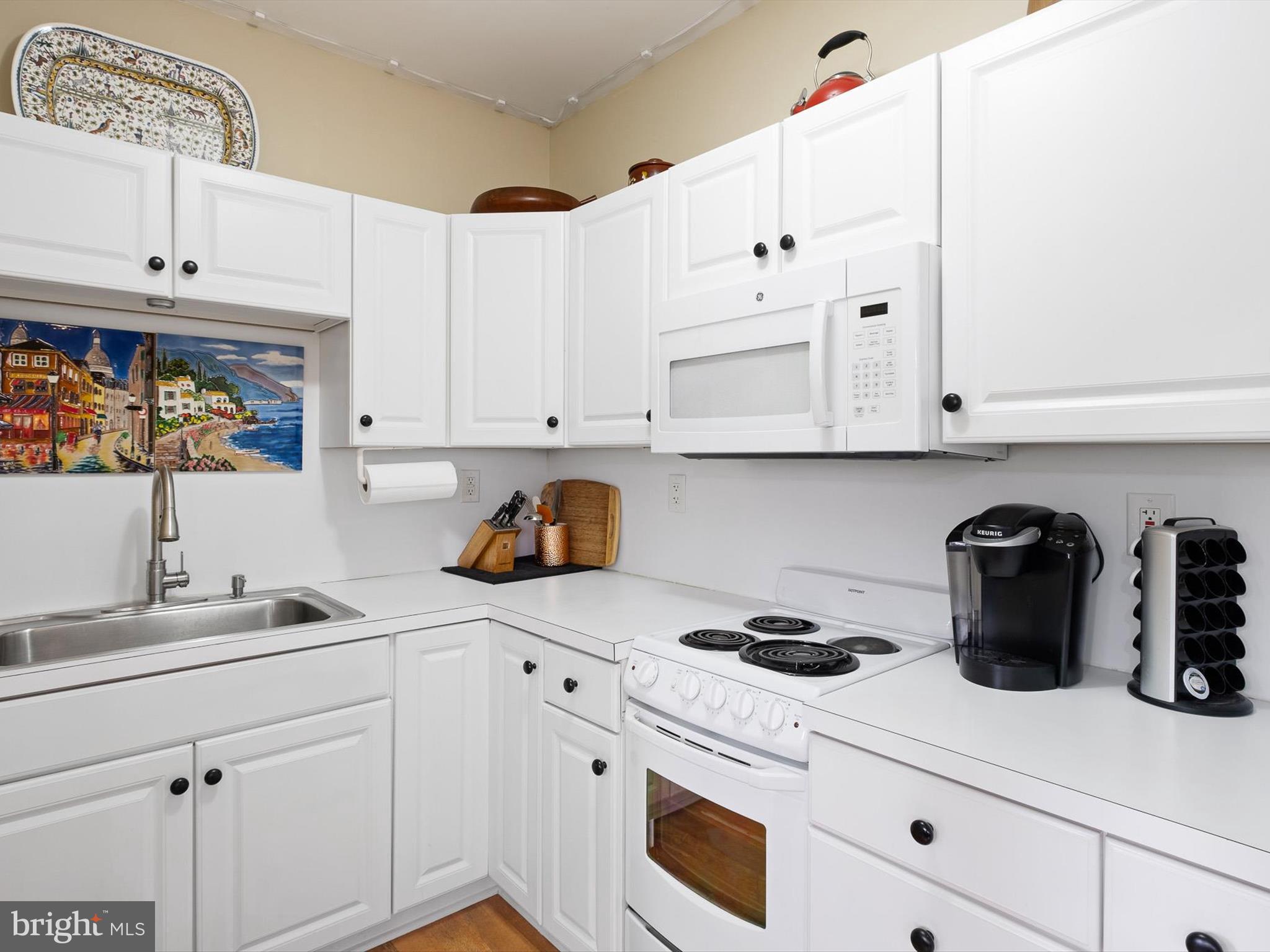 COMMODORE ESTATES - Residential