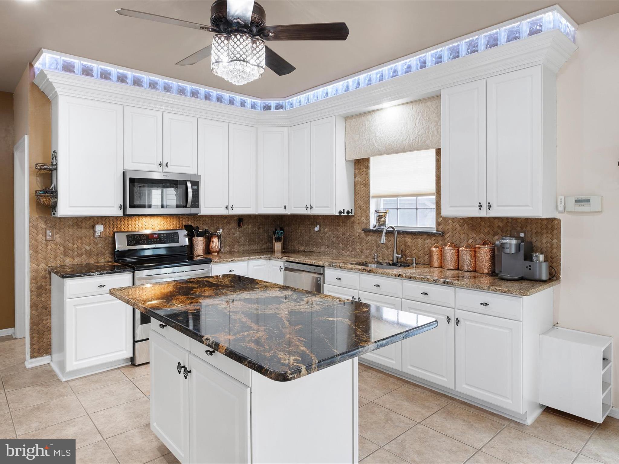 COMMODORE ESTATES - Residential