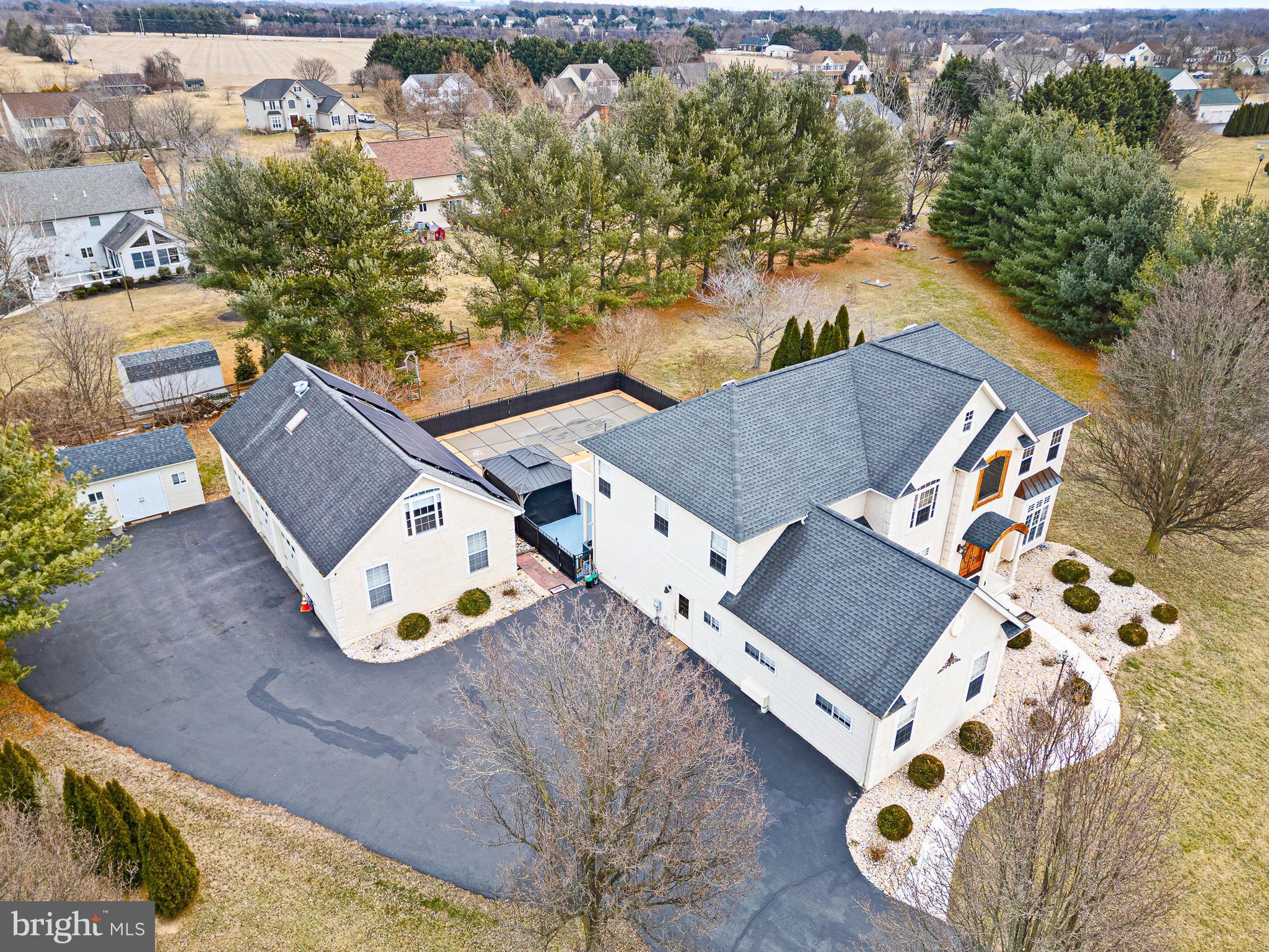 COMMODORE ESTATES - Residential