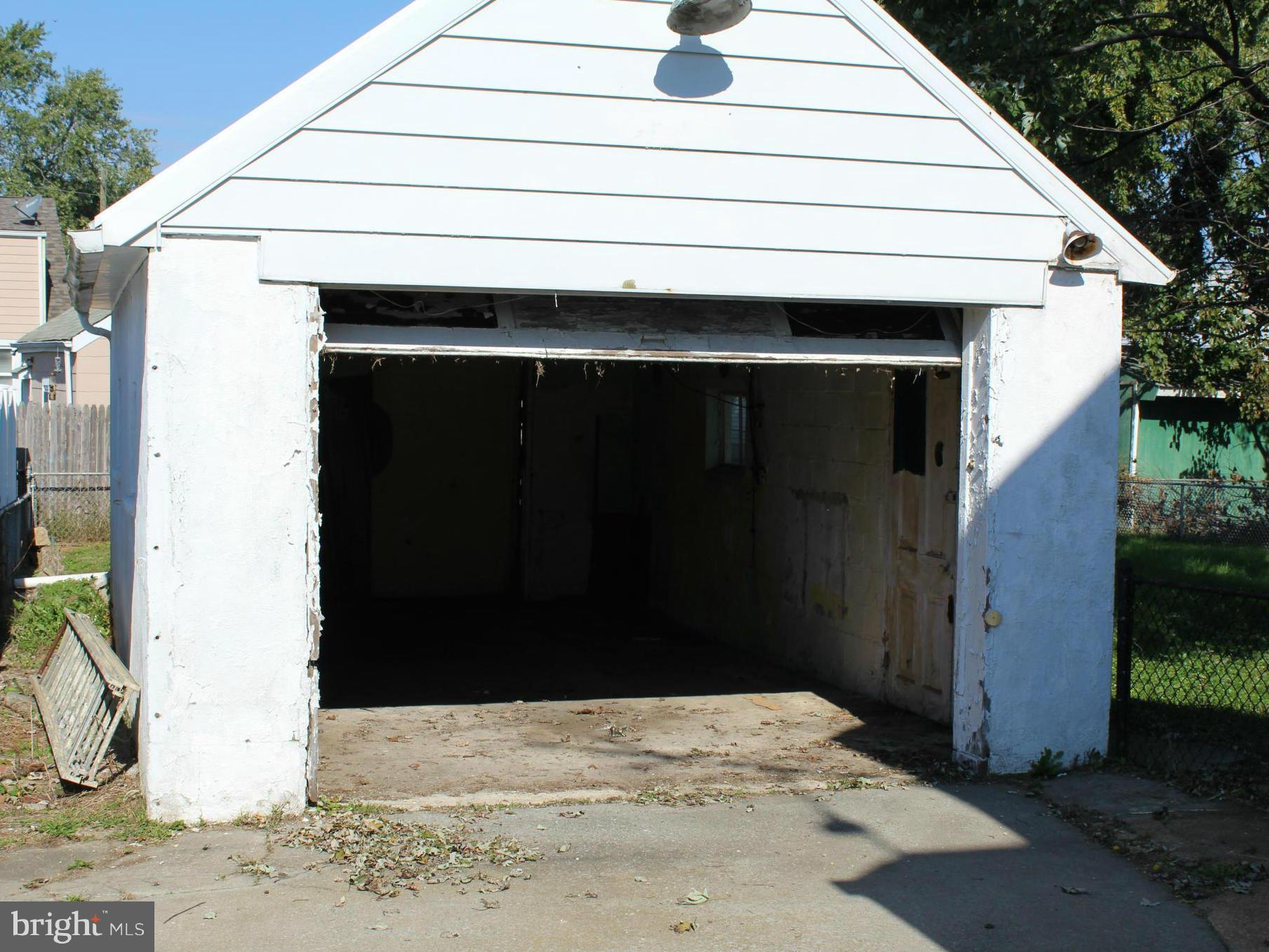 COLONIAL HOUSING - Residential