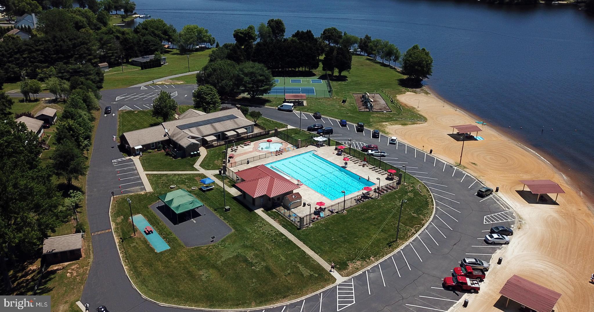 LAKE CAROLINE - Residential