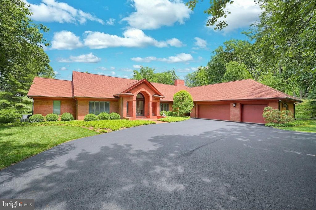 Photo of 174 Springhouse Lane, SPRING GROVE, PA 17362 (MLS # PAYK2099078)