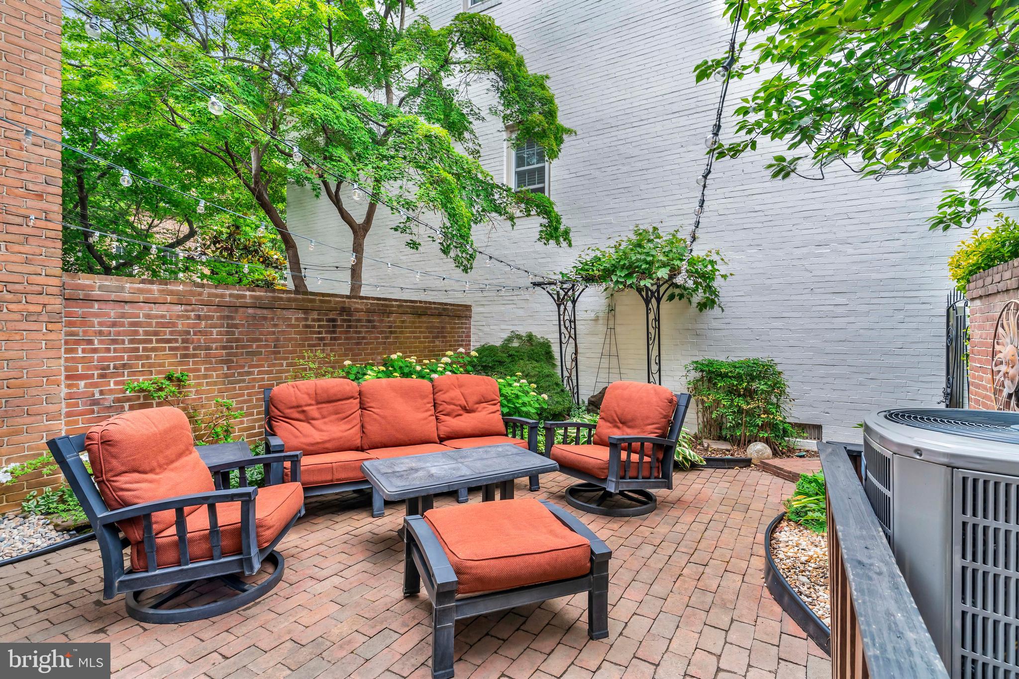 1118 N Pitt St, Alexandria, VA, 22314, USA, 4 Bedrooms Bedrooms, ,3 BathroomsBathrooms,Townhouse,Pending,1118 N Pitt St,VAAX2061200
